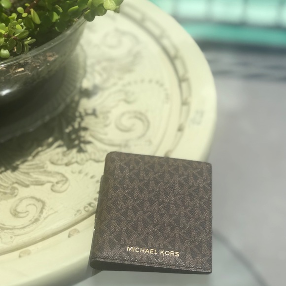Michael Kors Bedford Travel Passport Wallet - Picture 1 of 5